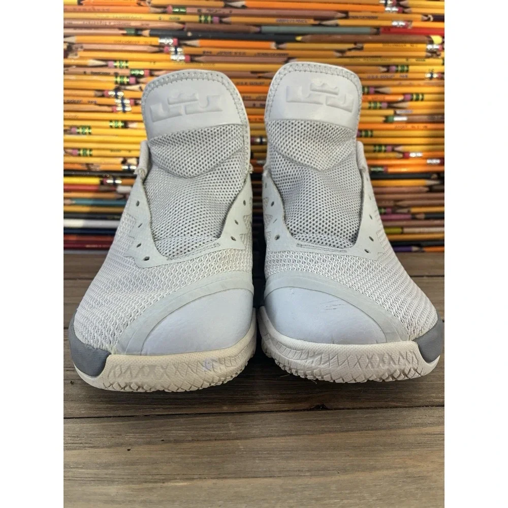 Nike‎ LeBron Witness 2 Cool Gray Mens 9 (No Laces)